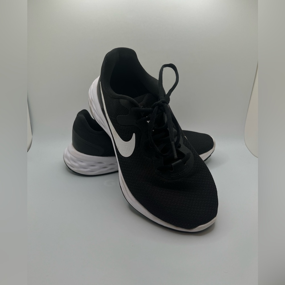 NIKE Men”s Revolution Black /White Athletic Running Shoes Size 8 W.  US - Picture 2 of 9